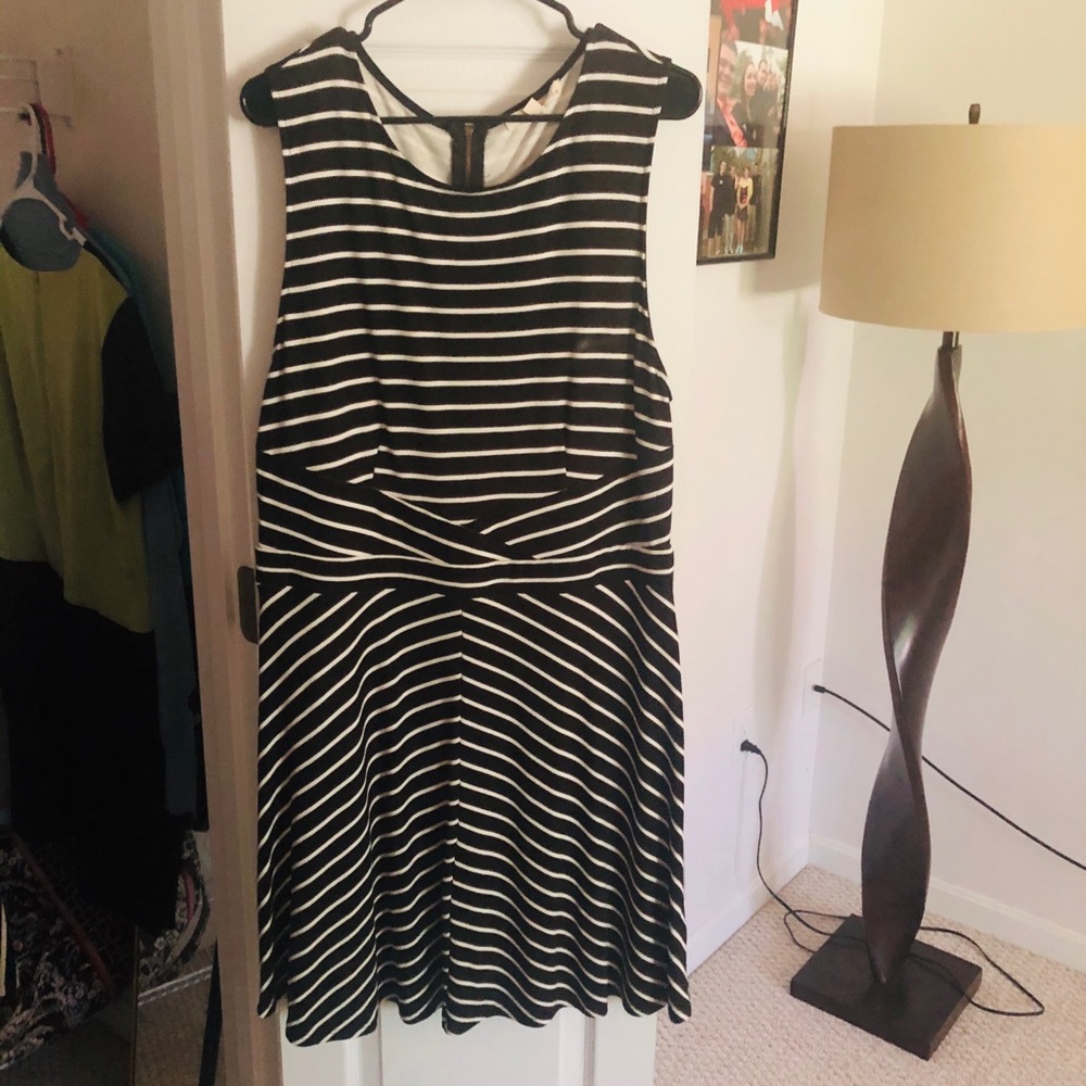 Dresses - Picture 3 of 8